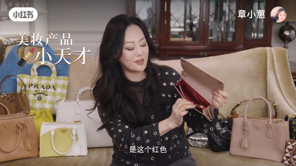 信封式手提包内笼用上PRADA经典红，章小蕙建议品牌推出同色的唇膏。