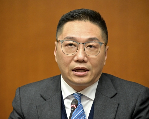 邵家輝偕同8個美髮業商會的代表,與張建宗會面。資料圖片