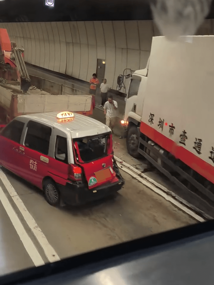一部的士車尾凹陷,玻璃碎裂散落一地。Threads:holisticwellnessetc 一部的士車尾凹陷,玻璃碎裂散落一地。Threads:holisticwellnessetc