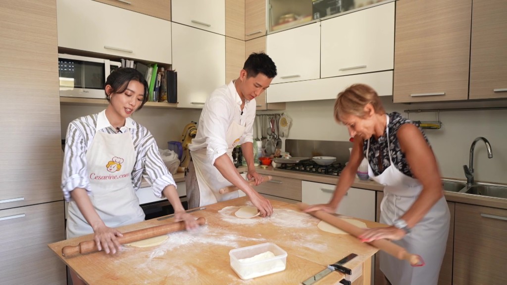 两人跟当地家庭主妇学煮地道意大利菜。