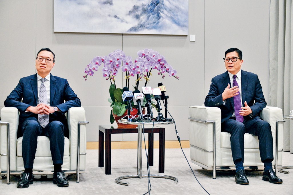 《基本法》第23條立法兩大舵手林定國及鄧炳強接受訪問。鄧炳強指，「26年都未交嘅功課終於交咗，一身都鬆晒」。