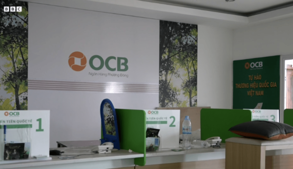 大楼内设有多个精心布置的房间，模拟中国、澳洲、新加坡、巴西及印度等地的警局与公安局、假越南银行。BBC画面截图