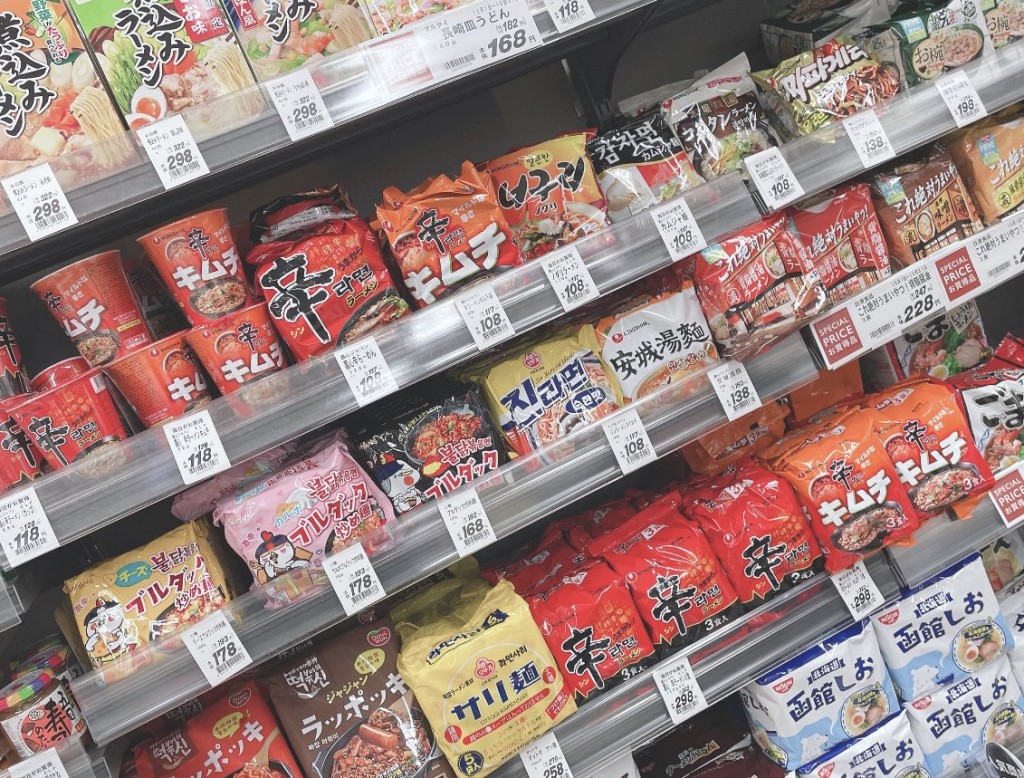 日本超市也有大量不同口味的南韓即食麵。 X