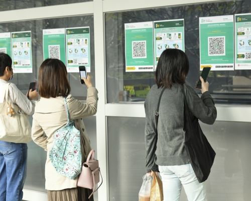 政府下周四起全面恢復正常公共服務，出入政府大樓須掃瞄「安心出行」。 資料圖片
