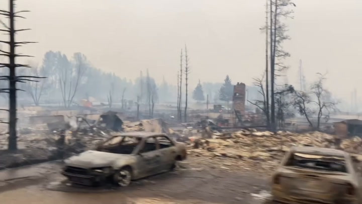鎮上多架汽車燒毀。網上圖片