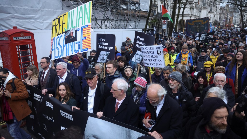 阿桑奇支持者從英國最高法院遊行至唐寧行，要求釋放阿桑奇。 路透社