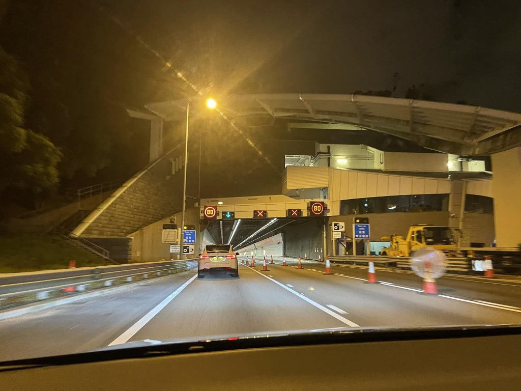 南灣隧道實施單管雙程行車。馬路的事 (即時交通資訊台)FB圖片
