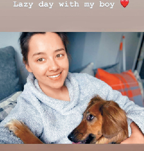 ■谢嘉怡上载与爱犬的合照。