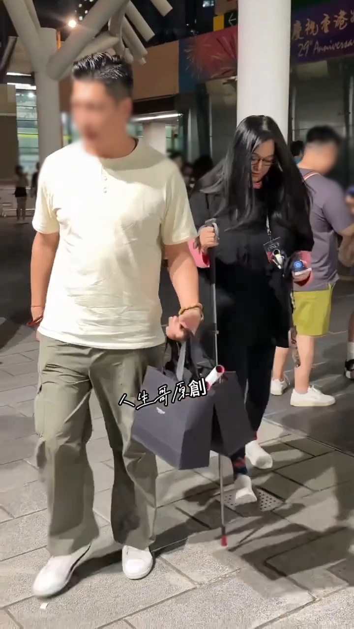 李珊珊有男友人同行。