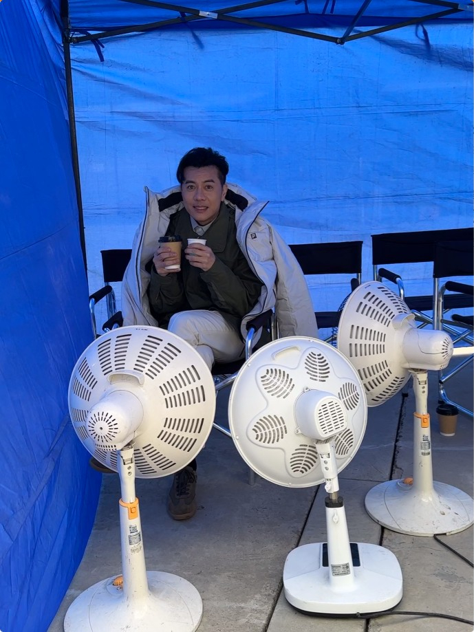 梁漢文在內地享受天王級待遇，拍廣告面前有3個電暖爐。