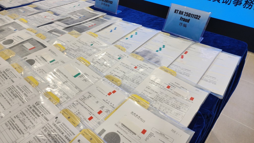 警方展示涉案文件。