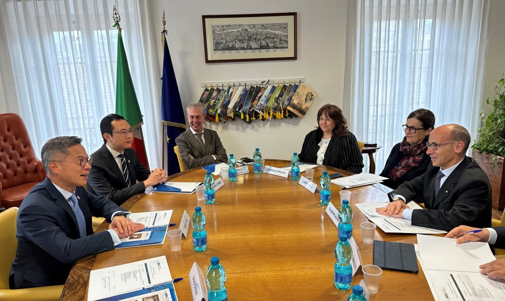 丘树春(左)与意大利国家反腐败局局长Giuseppe Busia(右)交流反贪工作。廉署图片