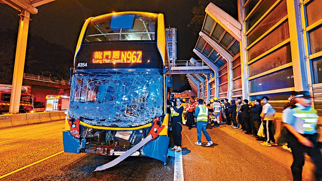 城巴車頭損毀，擋風玻璃破裂。