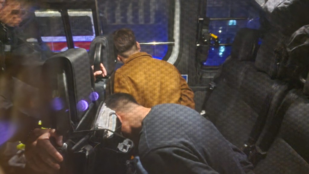 警員在靠近豉油街路障再截停一輛福士私家車，拘捕無牌駕駛男司機和正被通緝的男乘客。黎志偉攝