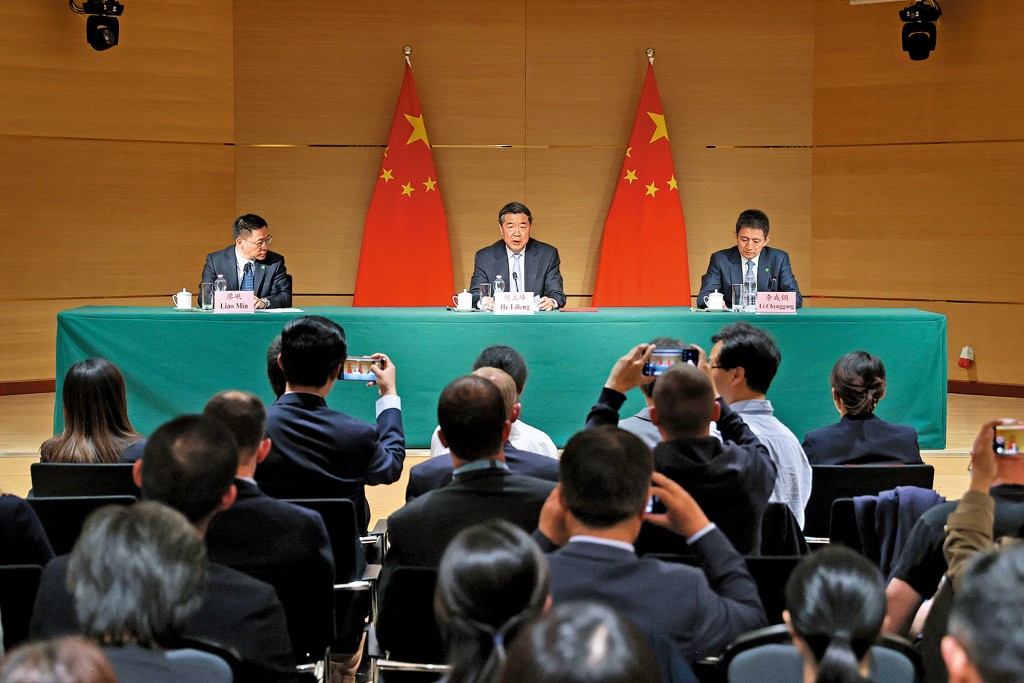 國務院副總理何立峰(中)在記者會上表示,會談達成「重要共識」。