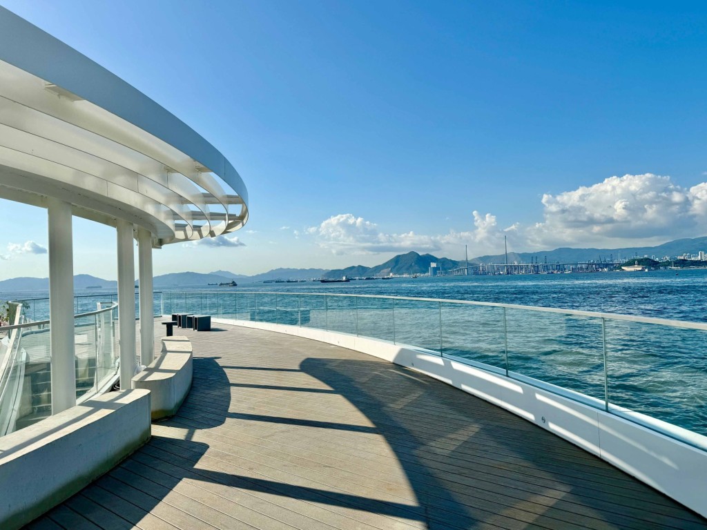 西營盤海濱公園貫通東西兩端的海濱長廊。 西營盤海濱公園貫通東西兩端的海濱長廊。