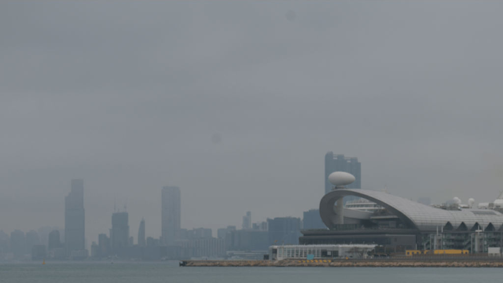 天文台預測本港今晚多雲,有幾陣驟雨,部分地區能見度頗低。