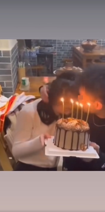 蛋糕插著的蠟燭意外燒著只顧接吻的男方頭髮。網上截圖