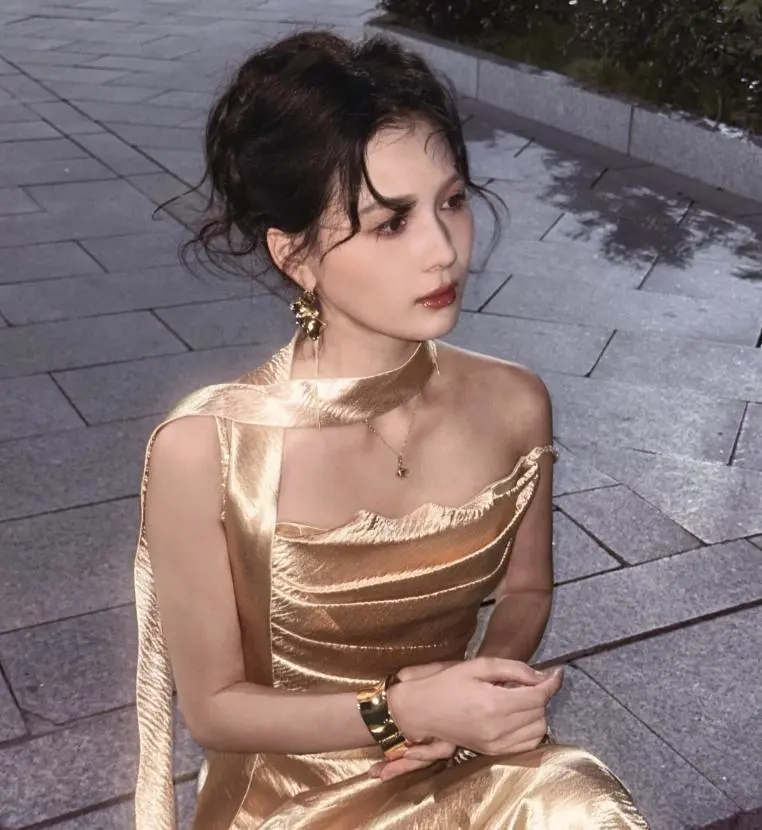 內地短劇女演員左一打助理。