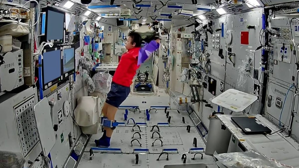 港產太空人黎家盈在空間站用彈力帶操肌。載人航天小喇叭