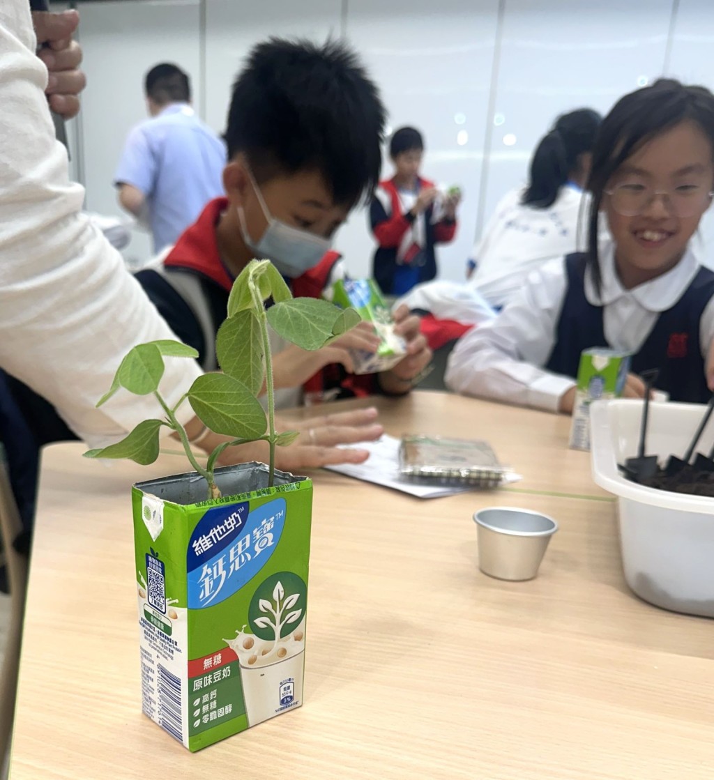 維他奶今年邀請全港超過600間小學和非牟利社福機構參加「營養探索之旅」，認識植物性飲食對於身體和環境的好處。