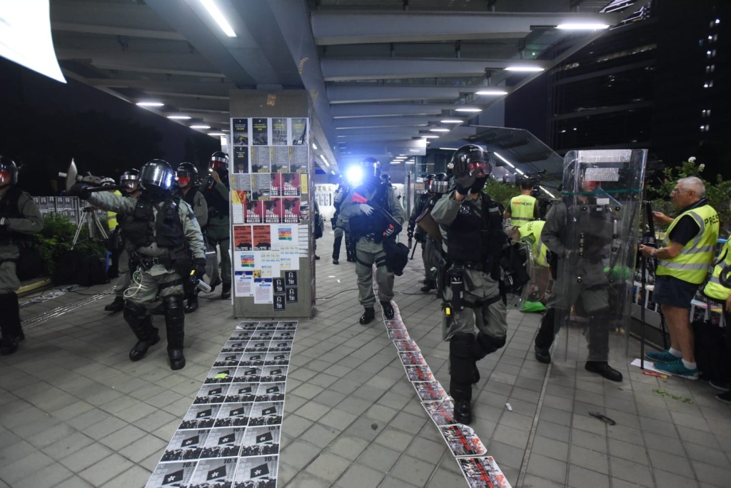 防暴警察驅散示威者。