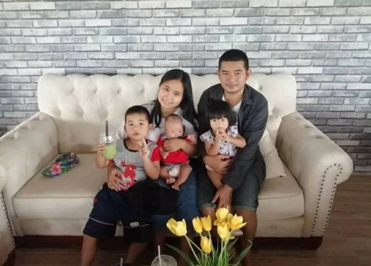 娜瓦迪、丈夫及3名孩子習慣在同一張大床睡覺。互聯網圖片