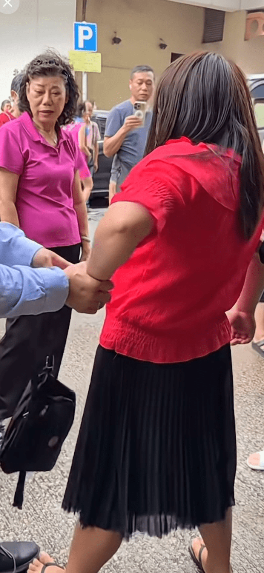 紅衫女子多番掙扎。網上片段截圖