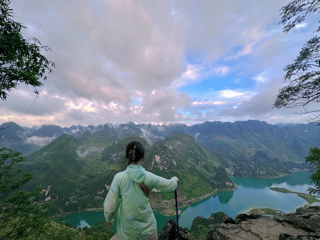 張馨予在廣西浩坤湖行山打卡。微博