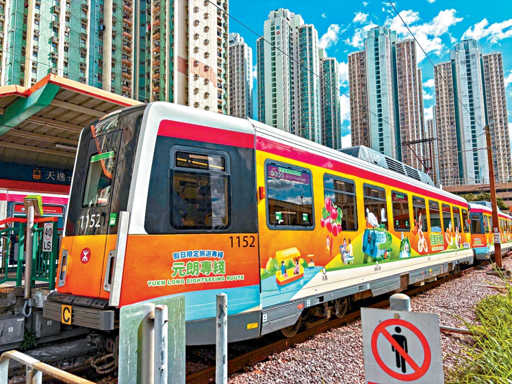 「元朗專綫」車廂內外布滿色彩繽紛的手繪插畫，展現元朗及天水圍區與別不同的文化景觀、休閒活動及美食風情。