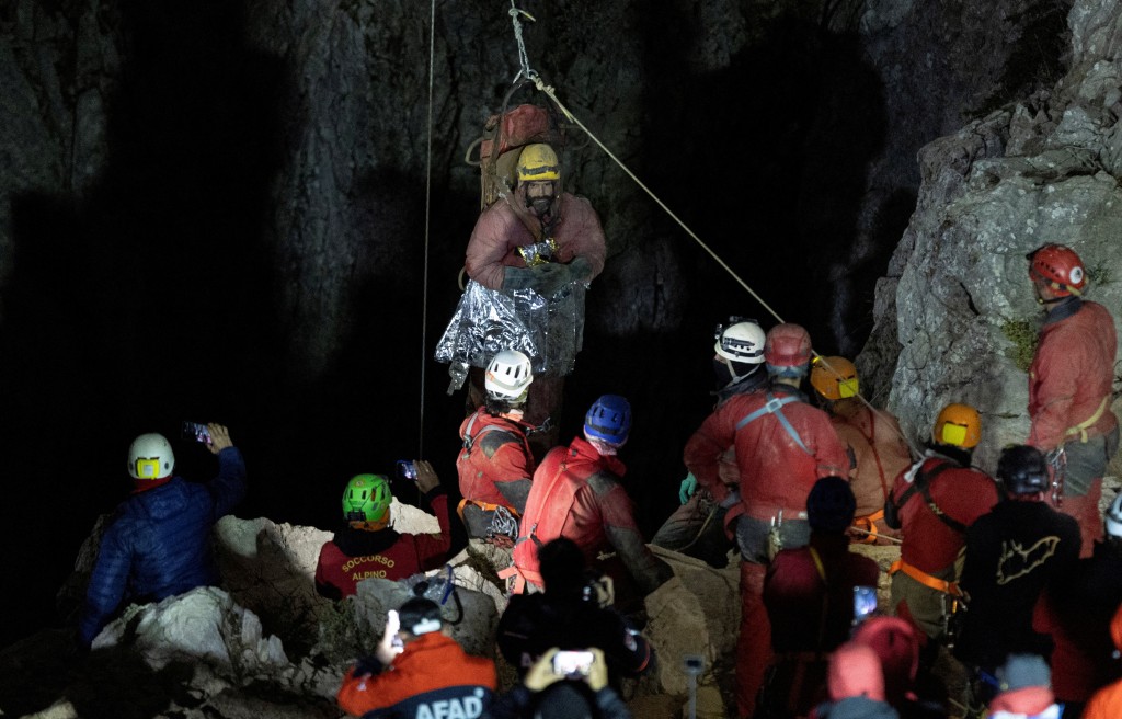 迪基躺在擔架上，從洞穴中成功被救出地面。路透社