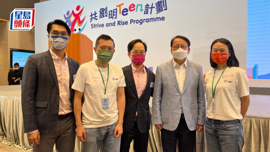 CTFE Social Solutions創辦人曾安業 ( 中)及周大福企業友師代表出席「共創明『Teen』計劃」啟動禮