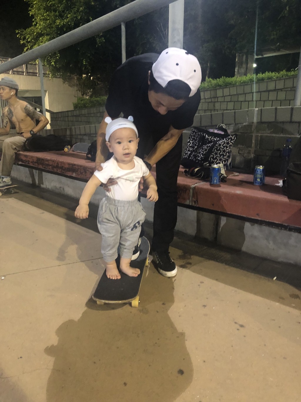 刚开始踏上滑板,玟历仍懵懵懂懂,任由爸爸摆布。 刚开始踏上滑板,玟历仍懵懵懂懂,任由爸爸摆布。