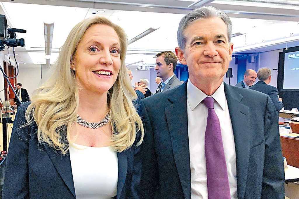 美国官员透露，拜登仍在考虑提名鲍威尔(右)连任储局主席，还是提拔理事布雷纳德（左）。