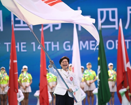 林鄭月娥揮舞全運會會旗。新華社圖片