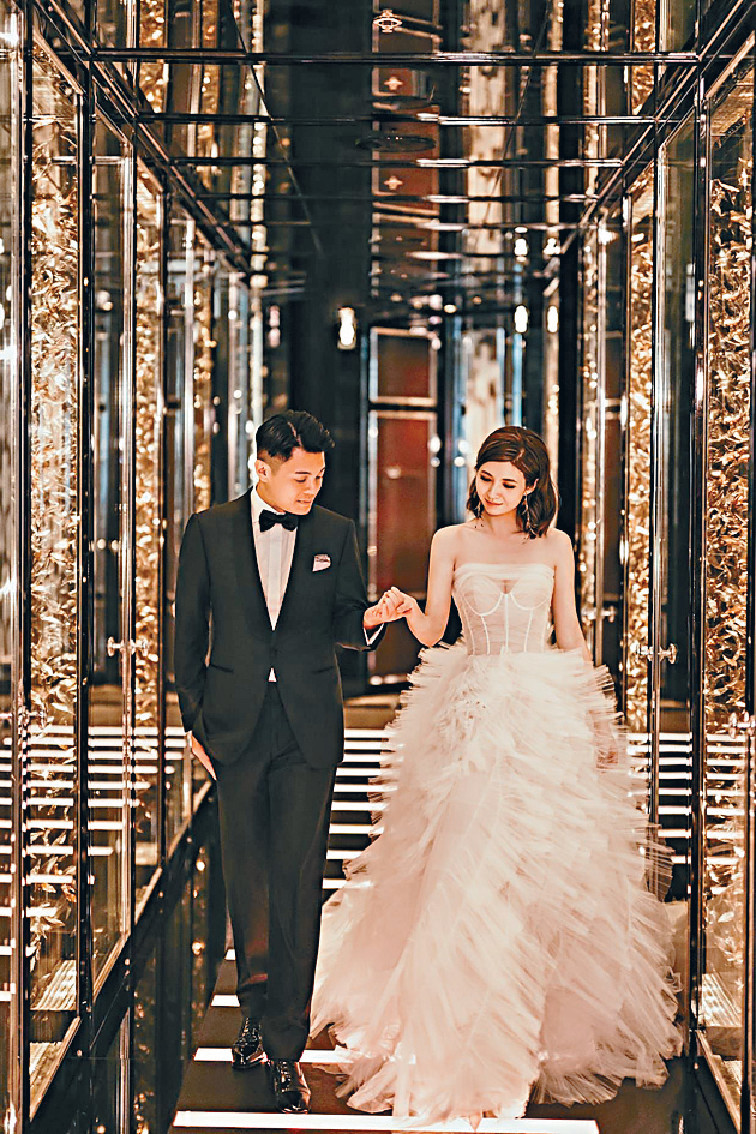 火速影相■雖然未知婚期，但兩人已急不及待影結婚相公告天下。