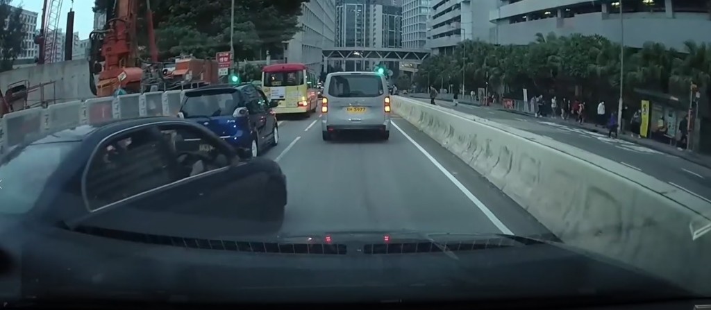 一辆蓝色本田私家车在何文田佛光街左穿右插，逃避警车追捕。（影片截图）