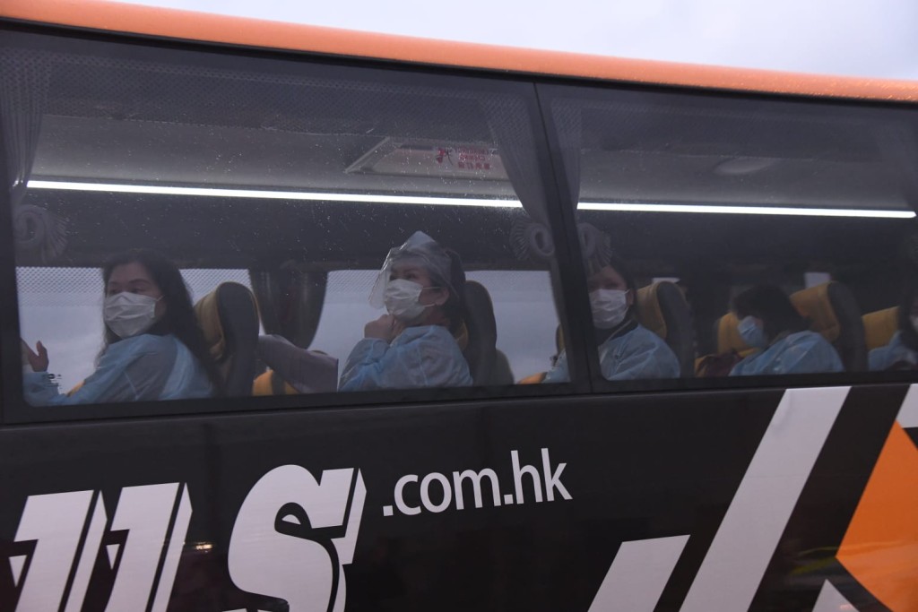 武漢回港港人前往火炭接受檢疫。