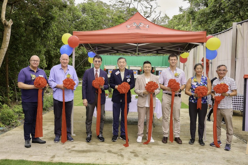 戴麟趾爵士康樂基金委員會主席鄭家豪（右四）、中國香港傷殘人士體育協會執行委員會主席梁禮賢（左四）、域多利遊樂會主席Martha Levin（右二）及一眾主禮嘉賓主持剪綵儀式。