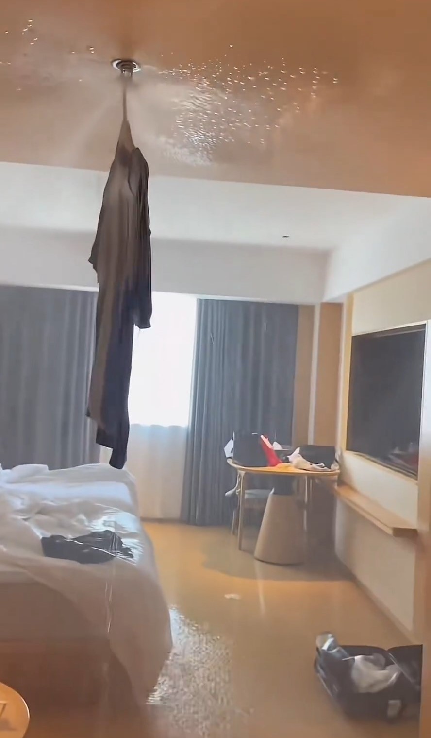 消防花灑被啟動，讓全房被淹浸。微博@大象搬磚