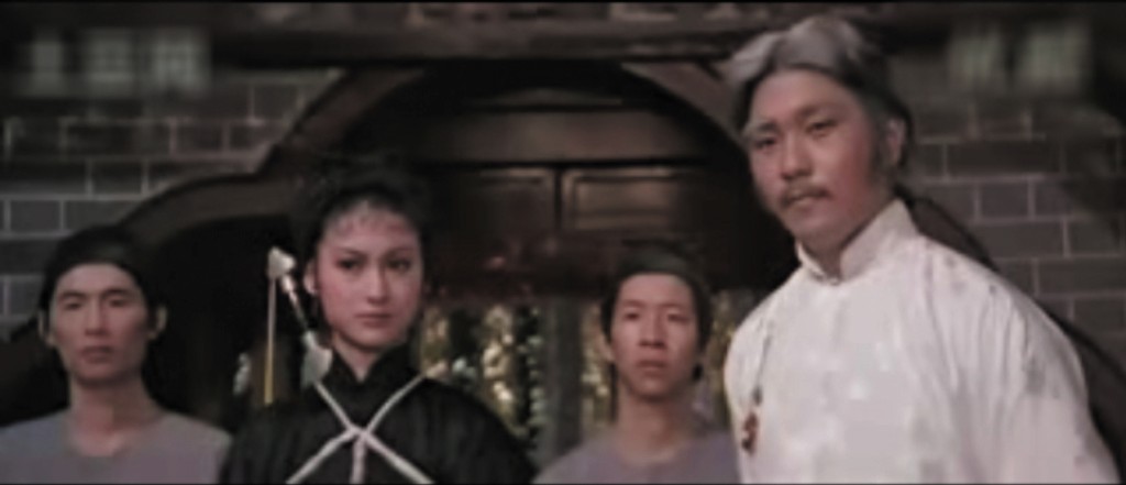 1982年惠英红（左二）凭电影《长辈》夺得首届香港电影金像奖“最佳女主角”。