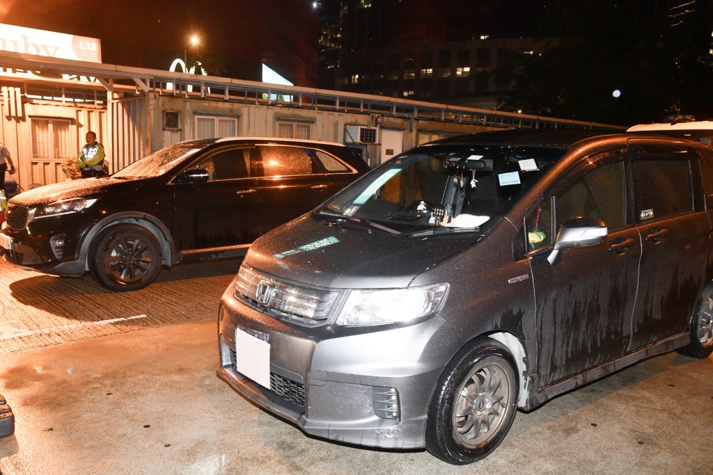 兩輛涉案私家車亦已被扣留調查及作進一步檢驗。 兩輛涉案私家車亦已被扣留調查及作進一步檢驗。
