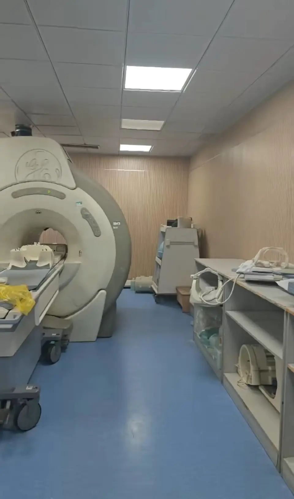 唐先生被「綁」在磁力共振機上一整晚。封面新聞