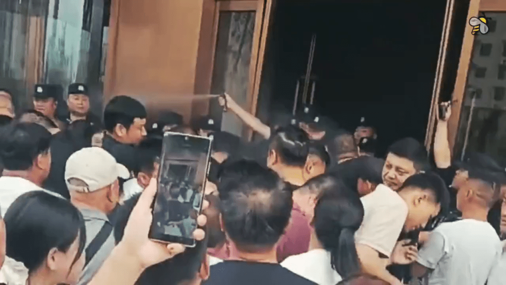 網傳上千投資者臨沂樹拍示威,爆警民衝突。 網傳上千投資者臨沂樹拍示威,爆警民衝突。