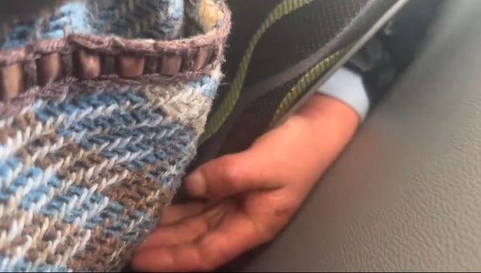 「土豆卷」拍片捉拿在巴士非禮她的賤男。抖音@土豆卷