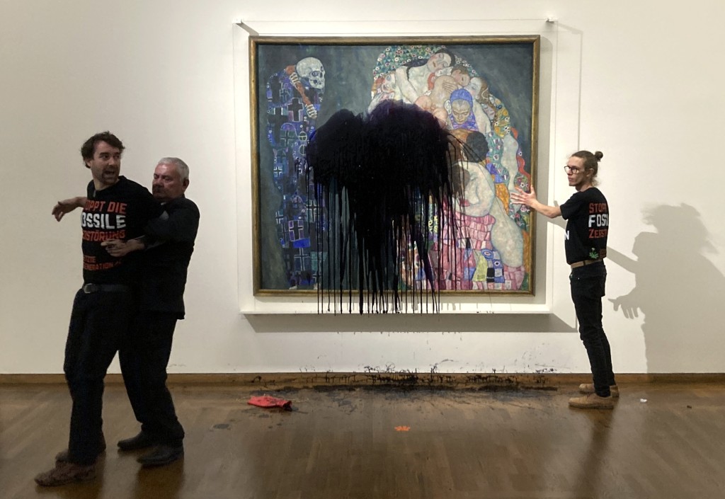 奥地利知名象征主义画家克林姆的画作《死亡和生命》，遭环保人士泼黑色液体。路透