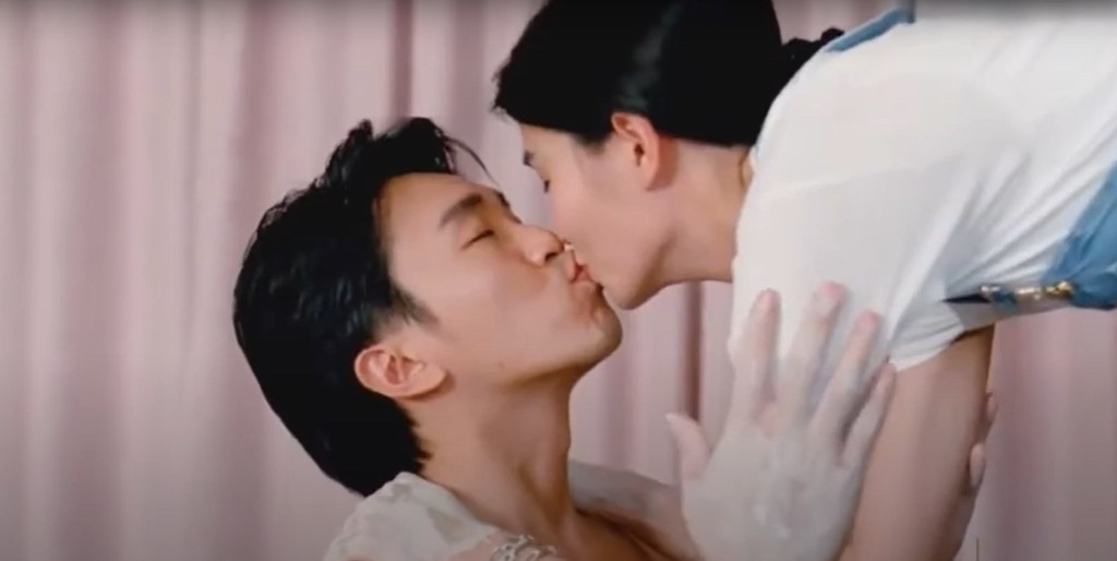 张曼玉饰演的「何里玉」（右）与周星驰饰的「常欢」。网上截图