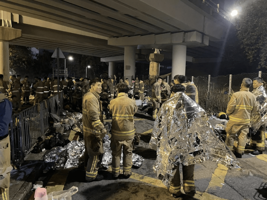 部分消防員趁輪候間隙，席地而坐閉目休息，亦有披上保溫毯取暖，爭取每一刻恢復體力再投入救援。facebook專頁「彩虹串燒專門店」