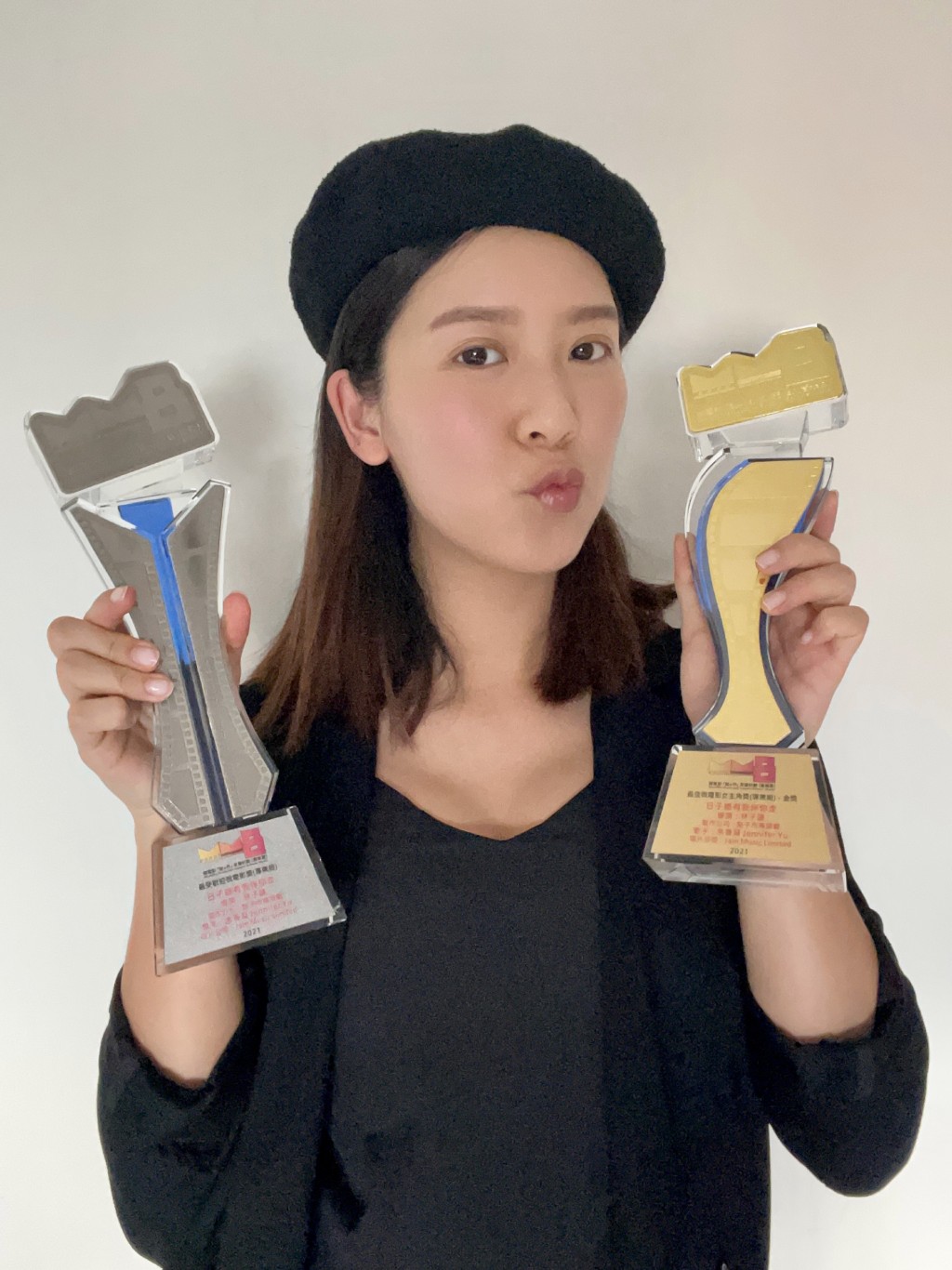 「最佳微電影女主角」獎座日前終於送到Jennifer手上。