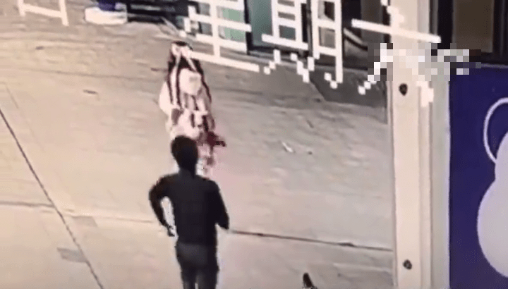 江西15岁少年从后狂奔撞飞女途人。